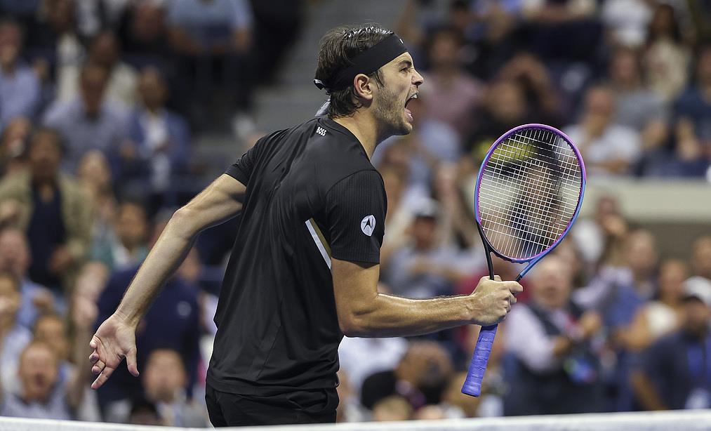 雷速-包含德约科维奇回归赛场，连败首场状态亮眼，勇士观众沸腾！的词条